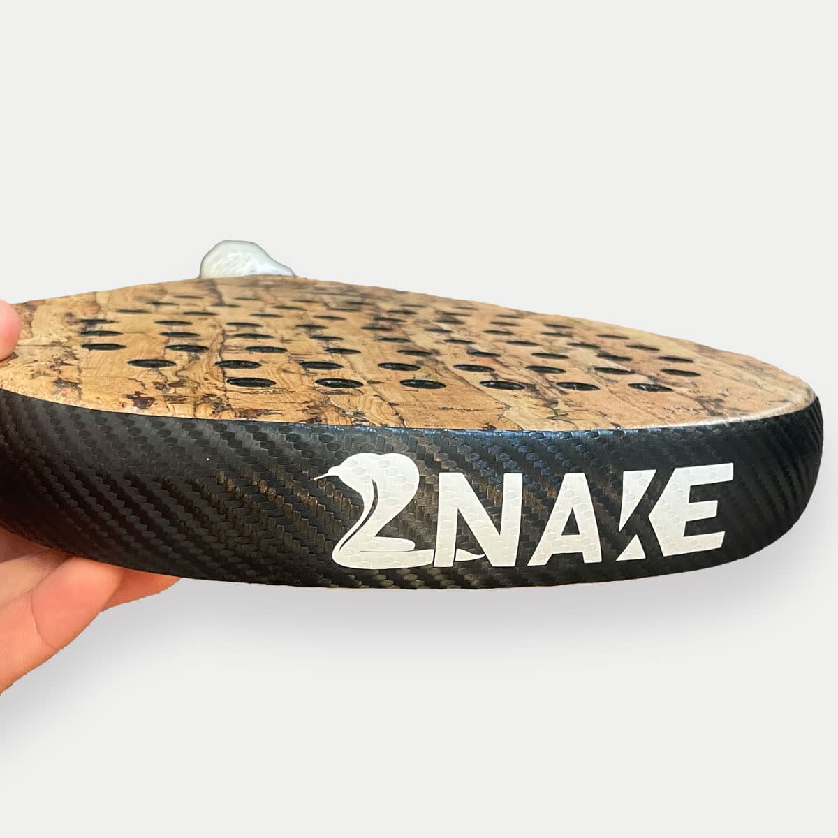 Znake Carbon 3K ramskydd monterat på ovankanten av ett padelracket